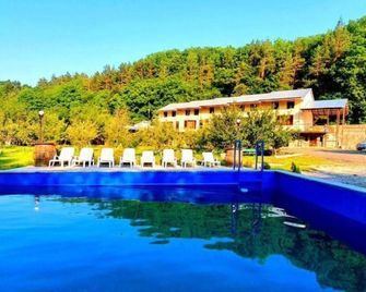 Restland Hotel - Dilijan - Zwembad