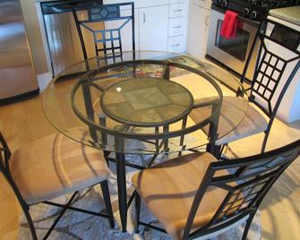 Deluxe Condo Conveniently Located In San Jose Upscale Santana Row Neighborhood - San Jose - Dining room