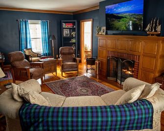 Historic 5bd House w/ Sunroom & 2 Fireplaces - Decatur - Living room