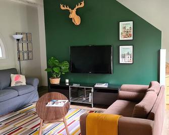 Spacious and cosy country house - 2h30 from Paris - swimming pool - Berry-Bouy - Sala de estar
