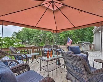 Lakefront Haven Family-Friendly Sunrise Beach Gem - Sunrise Beach - Balcony