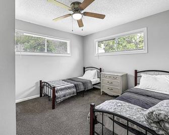 New/Coastal Retreat Sleeps 8 - La Marque - Bedroom