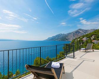 Beautiful Seafront Split Villa 9 Bedrooms Bellamar Vista Retreat - Makarska - Balkon