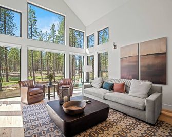 Family-Friendly Caldera Retreat with Hot Tub, Bunks & EV Charger - Bend - Living room