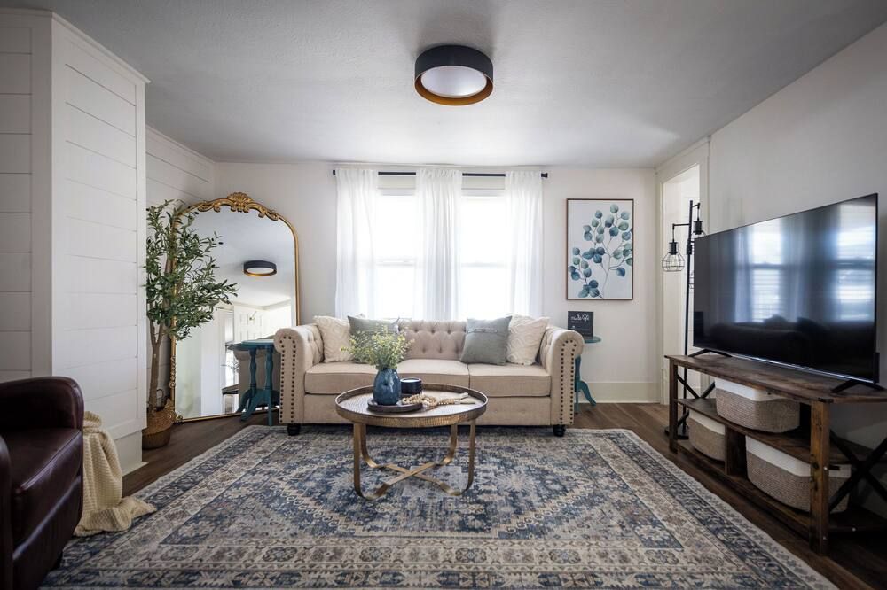 Walkable to Everywhere in Little Italy- Near CWRU and Cleveland Clinic Main Campus - קליבלנד - סלון