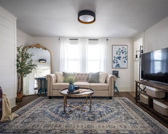 Walkable to Everywhere in Little Italy- Near CWRU and Cleveland Clinic Main Campus - Cleveland - Sala de estar