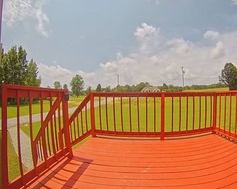 Beautiful, spacious, home perfect for a quiet getaway & all your comfort needs. - Brownsville - Balcony