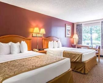 The Parkwood Inn & Suites - Mountain View - Bedroom