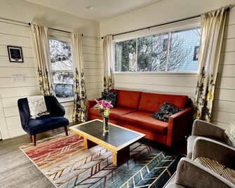 Excellent walkable location - Bright & Modern, Pets Welcome! - Portland - Living room