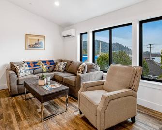 Brand new downtown apartment w/AC & washer/dryer - near beach - Garibaldi - Living room