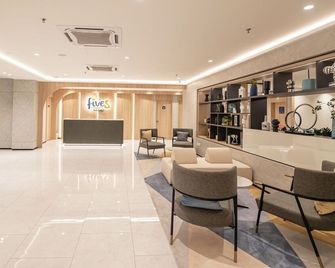 Fives Hotel Meldrum - Johor Bahru - Front desk