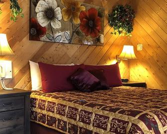 Giant Oaks Lodge - Running Springs - Bedroom