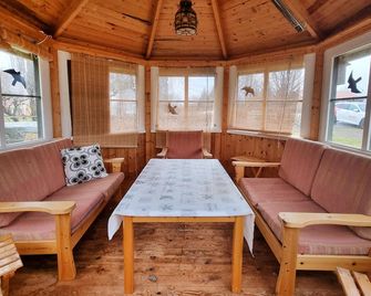 2 Bedroom Gorgeous Apartment In Undenaes - Undenäs - Sala de estar