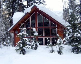 Incredible Mountain Log Home on Methow River - Mazama - Building