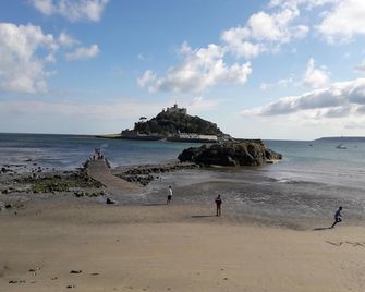 Lovely Lodge in the woods overlooking Mounts Bay. Sleeps 6. Private parking. - Penzance - Plage
