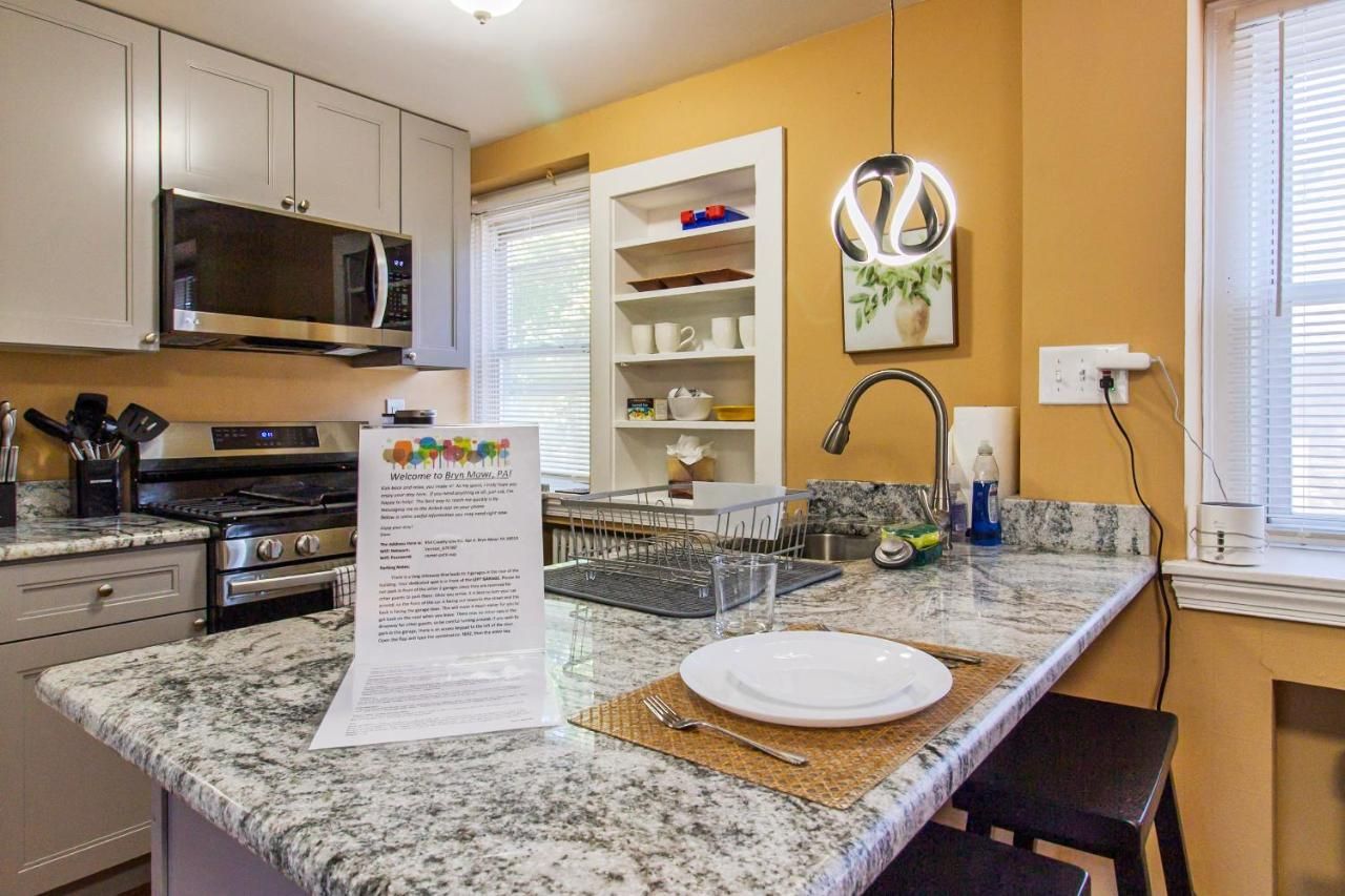 Comfy 1 BR Hide Away Apt w Garage Parking
