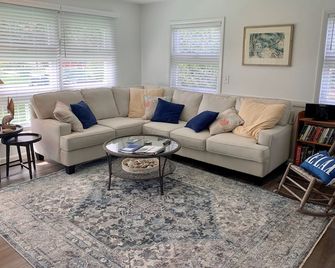 Sutton Place: Large yard perfect for outdoor activities. - Ocracoke - Sala de estar