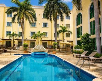Holiday Inn Reynosa Zona Dorada By IHG - Reynosa - Piscina