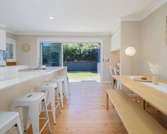 Aurora Grove - A Familly Retreat at Caves Beach - Caves Beach - Comedor