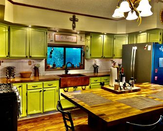 Secluded Lakefront House Nestled in the Woods for an Unforgettable Adventure in Nature in Williford, Arkansas - Hardy - Cocina