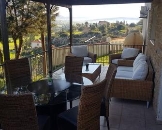 First year advertising brbrBeautiful Villa with a Private Pool and Stunning Views - Pyrgos - Balcón