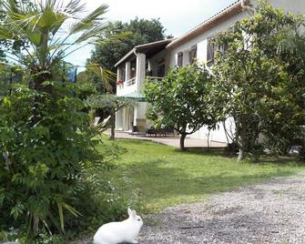 Independent studio with private entrance and access to garden + swimming pool - Fréjus - Buiten zicht
