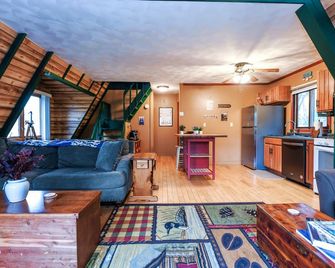 The Owls Perch: Cabin w/ Game Room & Pet Friendly - Pekin - Living room