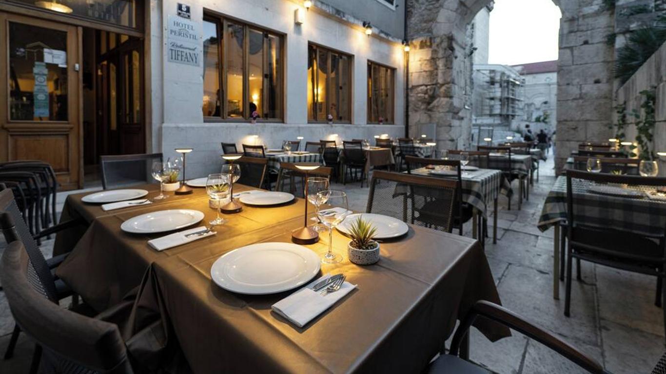 Hotel Peristil
