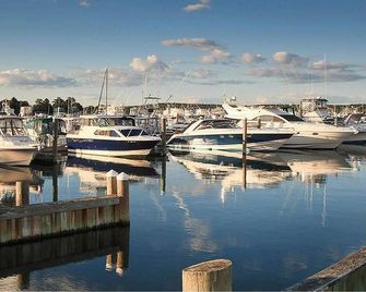 Inn at Harbor Hill Marina - Niantic - Outdoors view