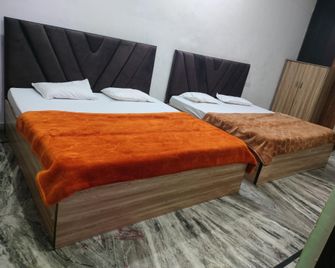 Kirat home stay - Mathura - Bedroom