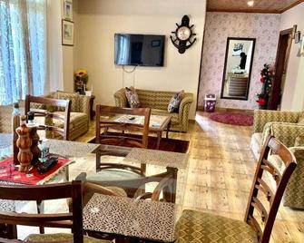 Beautiful 3 bedroom furnished Apartment facing towards the mountains - Nathia Gali - Sala de estar