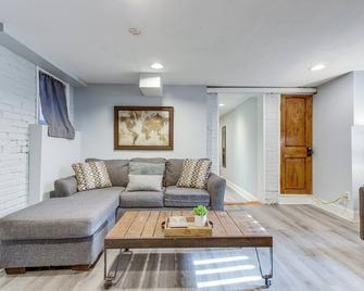 1 Mi to Coors Field Cozy Denver Studio with Patio! - Denver - Living room