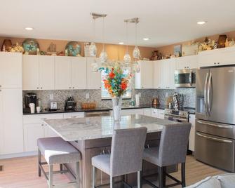 Stylish Intercoastal Blue Bungalow -3 min to Daytona Beach - Port Orange - Kitchen