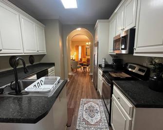 Lovely 3 bedroom, 2 Bath Home in Lake Park near I-75! - Lake Park - Kitchen
