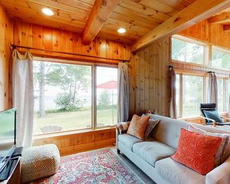 Delightful Waterfront Escape W/ Three Kayaks, Free Wifi, Beach Access & More - North Hero - Living room