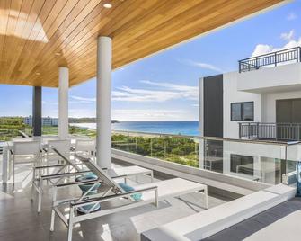 Award-winning Tranquility Beach Resort Oceanview Penthouse Villa on Meads Bay - West End Village - Balkón