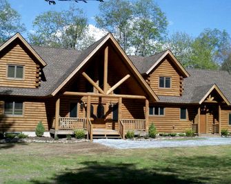 Magnificent Log Cabin for a Family Winter Getaway in the Catskills, New York - Parksville - Building