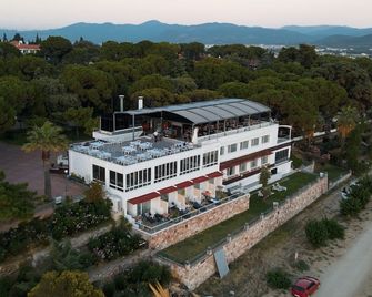 Karakas Hotel - Burhaniye - Building
