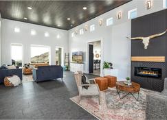 Bonneville Salt Flats Secluded Luxury Modern Home! Hot Tub! - Wendover - Lobby
