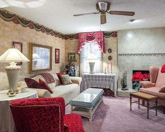 Large and Private Guest House Apt with Patio and Views! - Danville - Living room