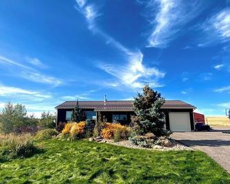 Two Mountain Homes gated views games & nature - Pocatello - Building