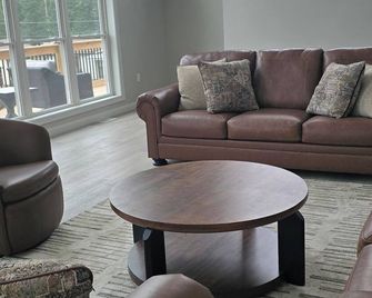 Lake Access, Seasonal Heated Pool,Hot Tub. Sleeps up to 22. - 셀리나 - 거실