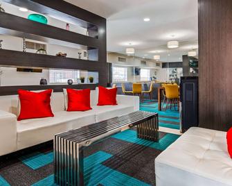 Baymont by Wyndham Houston/Westchase - Houston - Living room