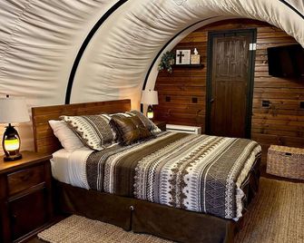 Elegant, Vintage Conestoga Covered Wagon - Denver - Ložnice