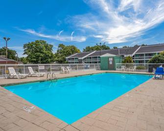 Quality Inn Greenville near University - Greenville - Bể bơi