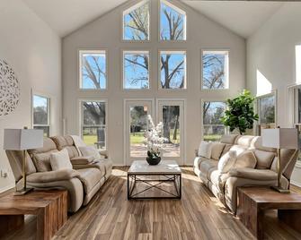 Luxury rental in Southlake on 1-Acre! - Southlake - Living room