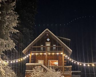 Peaceful 3 Story Log Cabin Chalet w/Hot Tub - Girdwood - Bâtiment