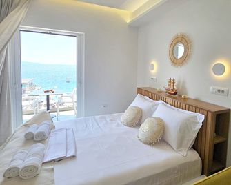 Ares Beachfront Luxury Rooms - Saranda - Makuuhuone