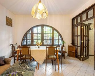 Lovely 5-bed Authentic House in the Arbanasi - Arbanasi - Sală de mese