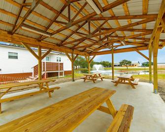Southern Breeze Lodge - Golden Meadow - Innenhof